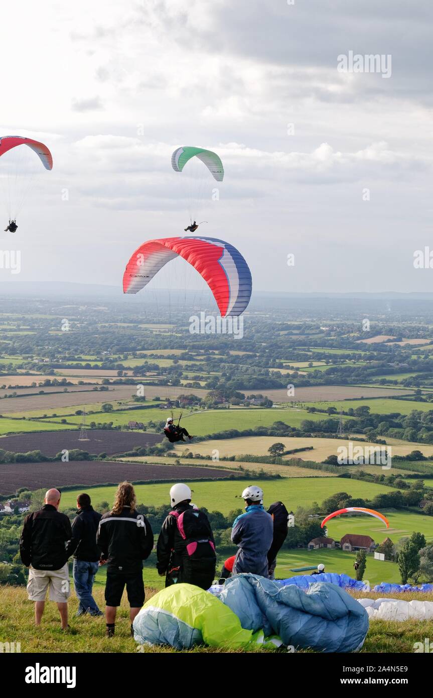 Deltaplanes battant du Devils Dyke Brighton Sussex England UK Banque D'Images