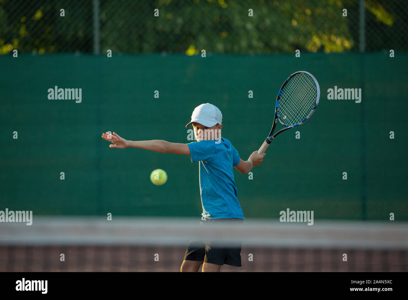 Garçon jouant au tennis Banque D'Images
