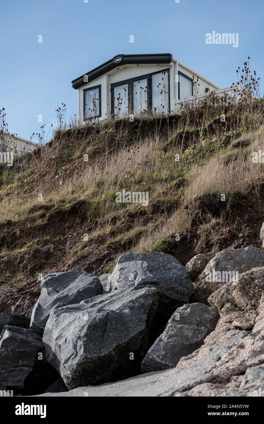 Avis de vacances home caravane très près du bord de la falaise en Hornsea, montrant l'exemple de l'érosion côtière de Boulder Clay Banque D'Images
