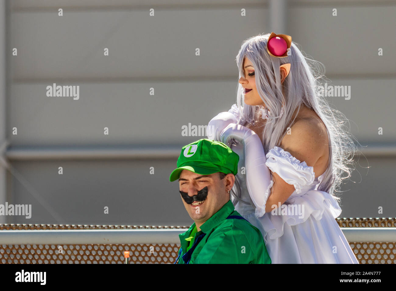 Rome, Italie, 5 avril 2019, la bande dessinée et Cosplayeuse événement appelé 'Romix'. Close up et plans moyens de "Luigi et la princesse" à la lumière du jour. Célèbre jeu vidéo Banque D'Images