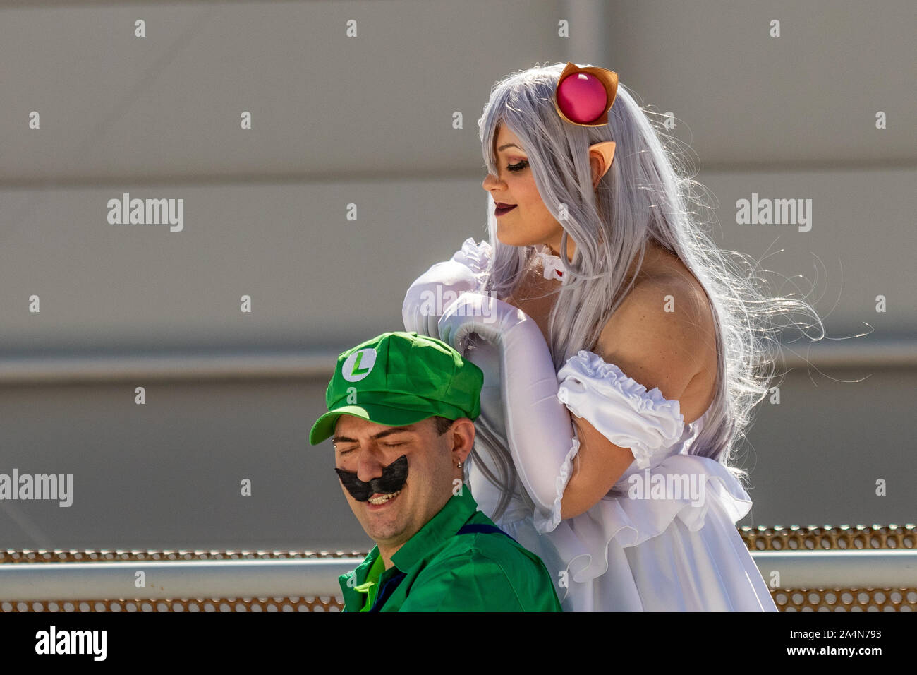 Rome, Italie, 5 avril 2019, la bande dessinée et Cosplayeuse événement appelé 'Romix'. Close up et plans moyens de "Luigi et la princesse" à la lumière du jour. Célèbre jeu vidéo Banque D'Images