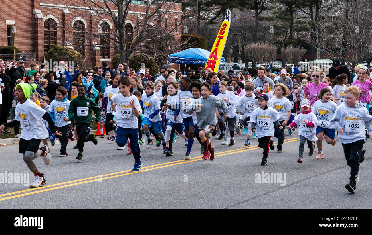 Garden City, NY, USA - 30 mars 2019 - Kids Fun Run start à la Run for Tomorrows Hope Foundation 5K, pour soutenir l'éducation catholique sur Long Island. Banque D'Images