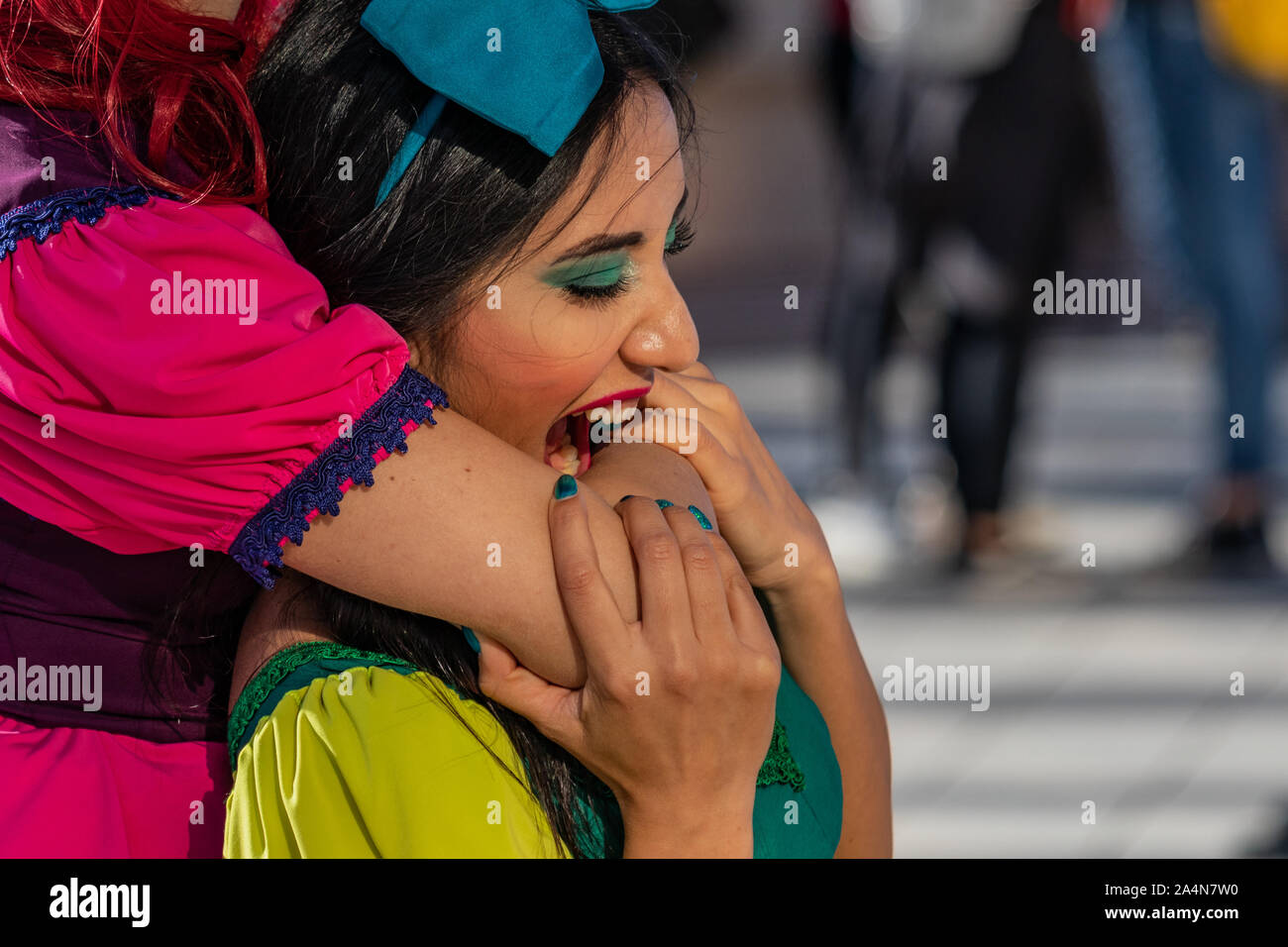 Rome, Italie, 5 avril 2019, la bande dessinée et Cosplayeuse événement appelé 'Romics'. Les gros plans et plans moyens de Cinderella actrice en plein jour. La foule en costumes. Banque D'Images