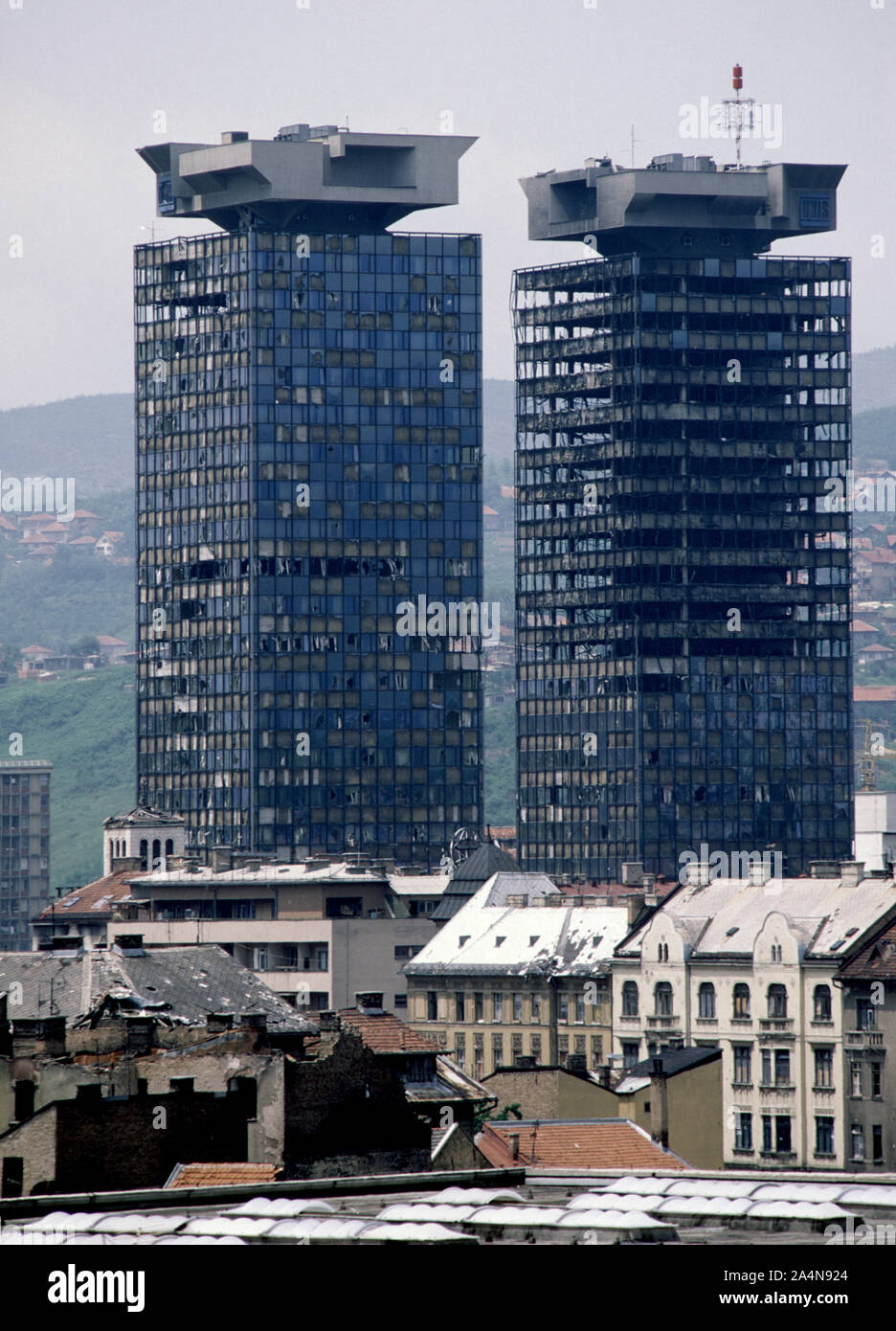 5 juin 1993 pendant le siège de Sarajevo : les lits jumeaux Unis  endommagées par la guerre Stolačka Tours vu de rue, au sud-est. Construit  dans les années 1980, ils ont été