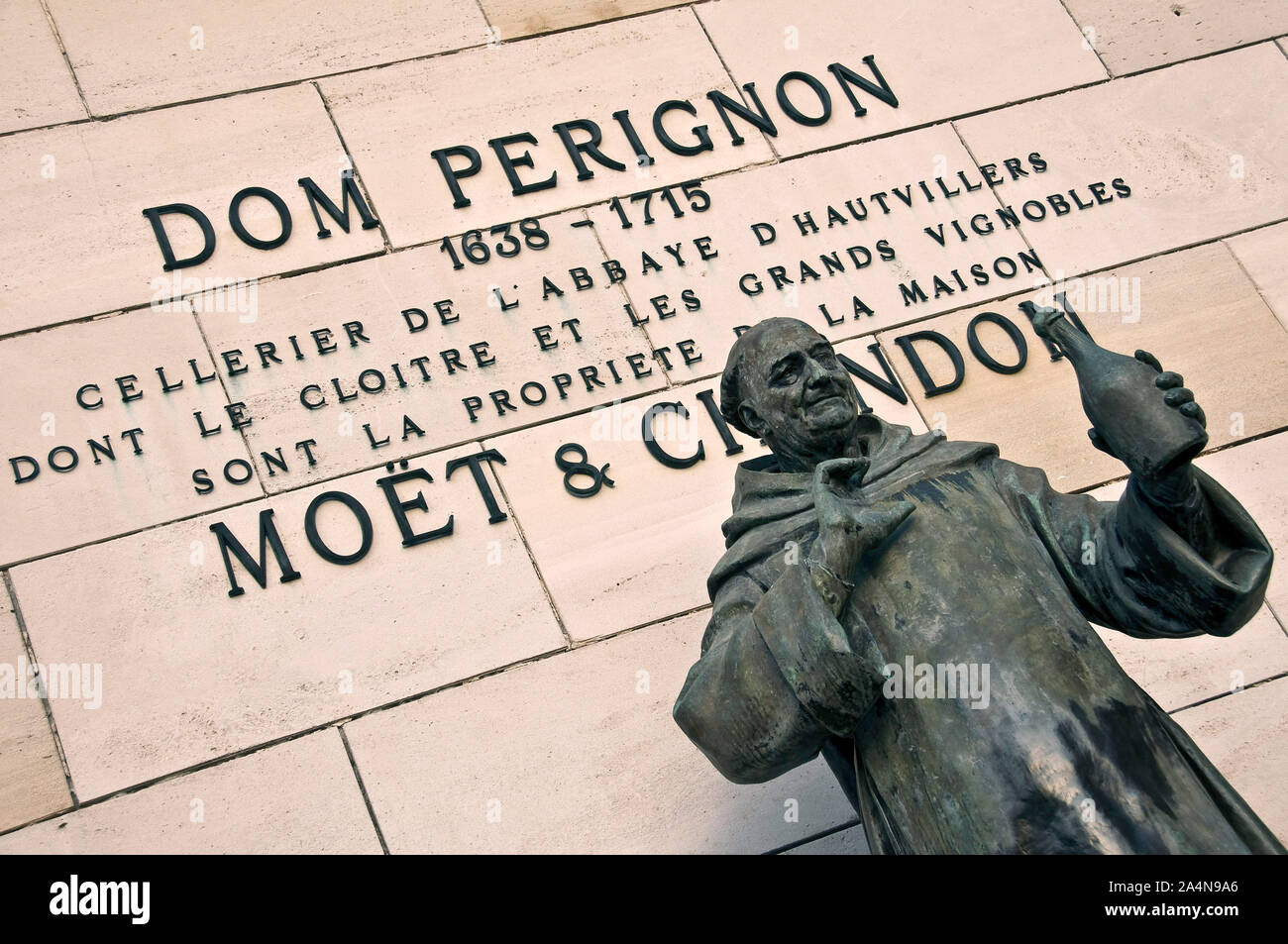 Statue de moine Dom Perignon, à l'entrée de la maison de champagne Moët & Chandon à Epernay, France Banque D'Images