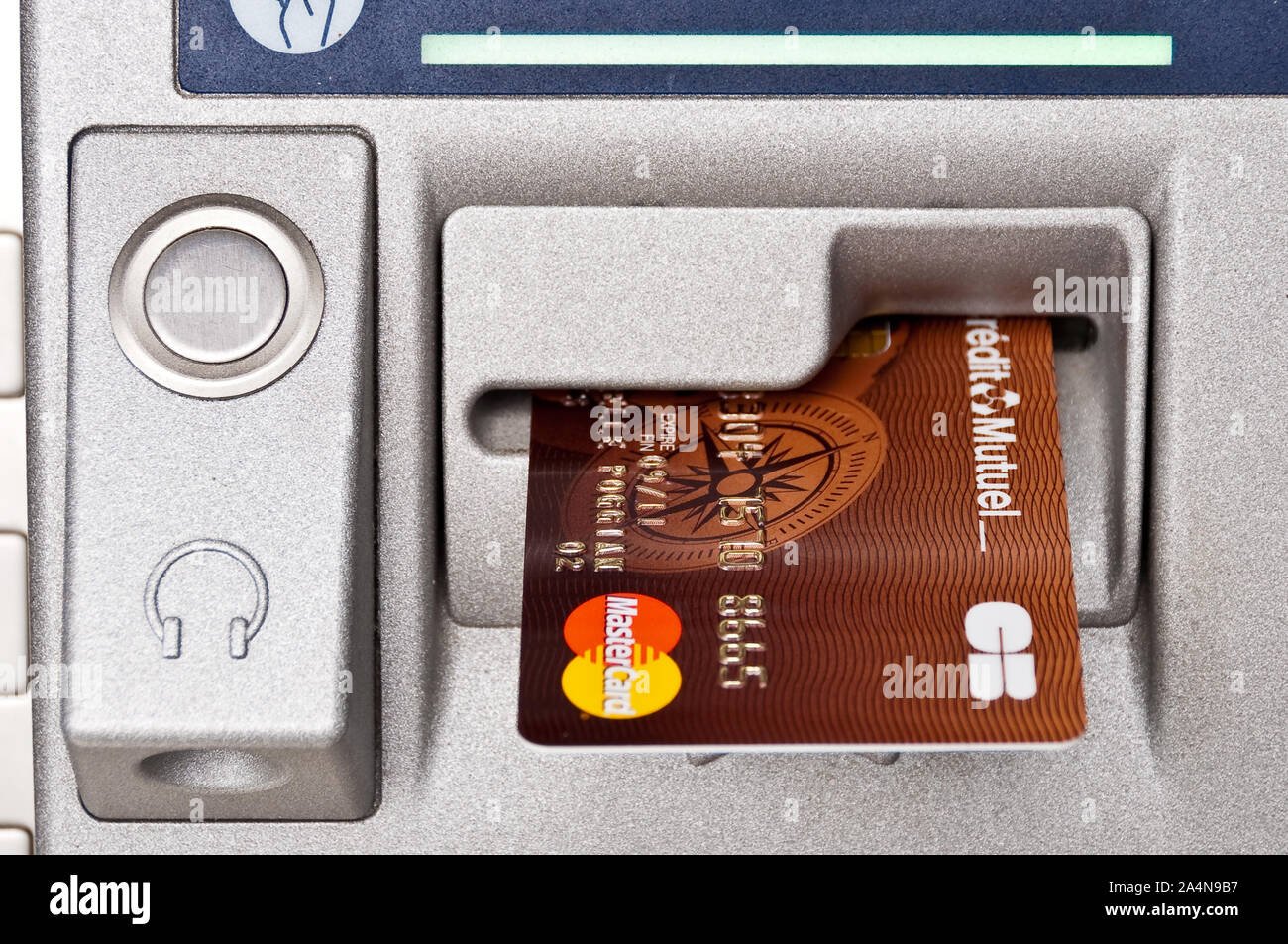 Gros plan d'une carte de crédit Mastercard dans un distributeur de billets ATM à Fontainebleau, France Banque D'Images