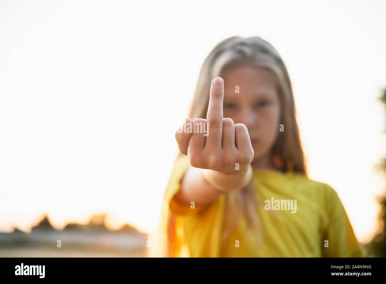 Girl montrant doigt moyen Banque D'Images