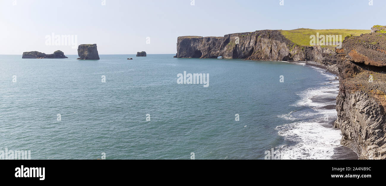 Vue sur les falaises de Dyrhólaey la célèbre plage noire de l'Islande, Reynisfjara qui jouit Banque D'Images