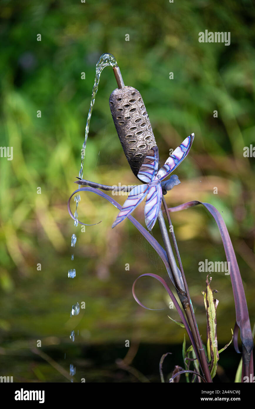 Charmante fontaine Ornamental de Burush dans un étang dans un jardin à Sawdon North Yorkshire Angleterre Royaume-Uni Banque D'Images