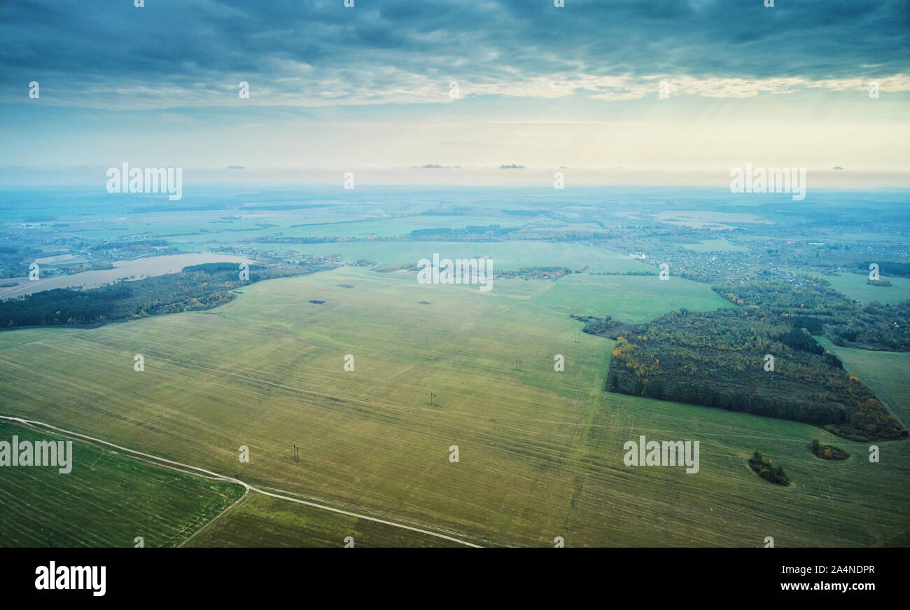 Aérienne spectaculaire paysage de champ vert vue de drones Banque D'Images