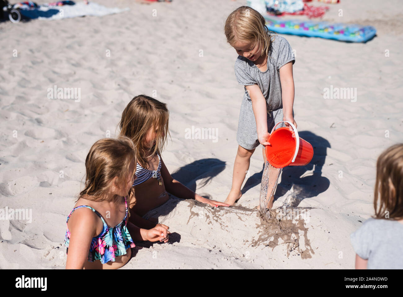 Enfants jouant sur la plage Banque D'Images