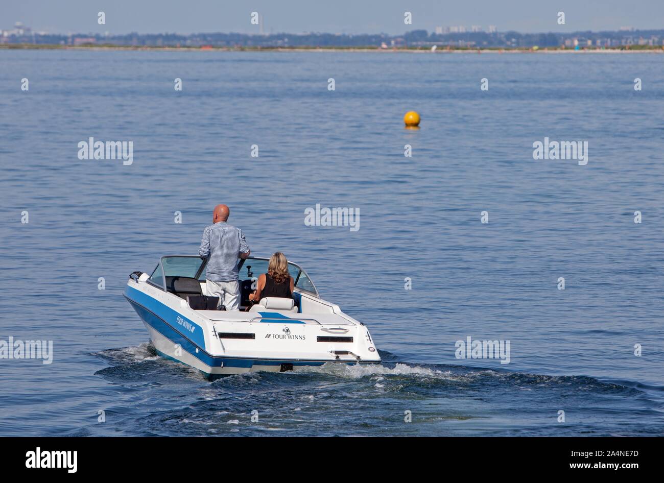 Les gens en bateau à moteur quitte le port de Skanör, Suède.Photo Jeppe Gustafsson Banque D'Images