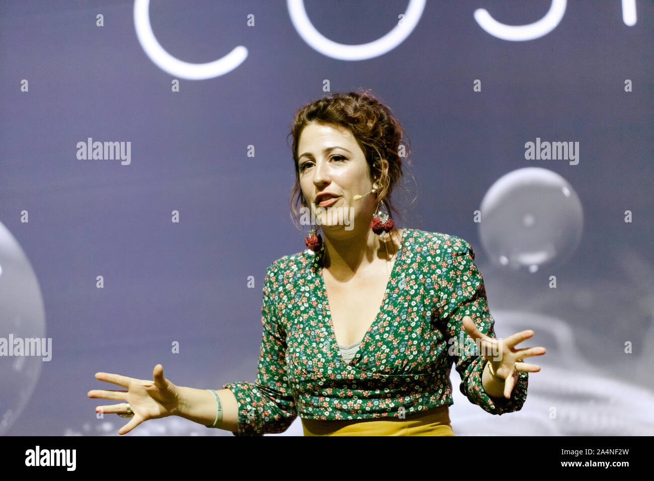 Astrophysicien, Emma Osborne une conférence intitulée "Le voyage dans le temps pour les débutants', sur le Cosmos, au New Scientist Live 2019 Banque D'Images