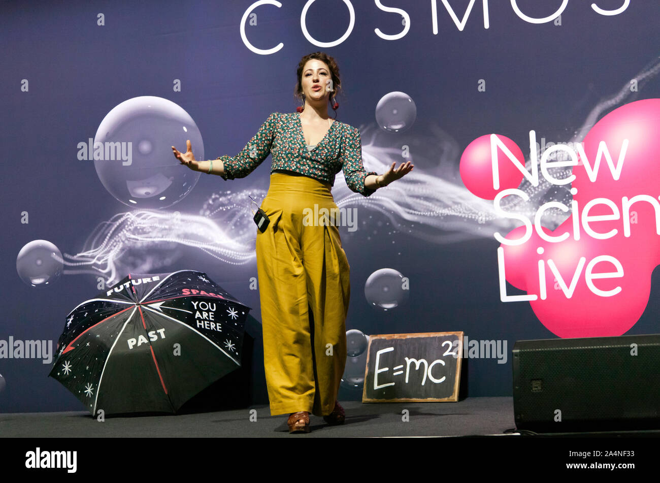 Astrophysicien, Emma Osborne une conférence intitulée "Le voyage dans le temps pour les débutants', sur le Cosmos, au New Scientist Live 2019 Banque D'Images