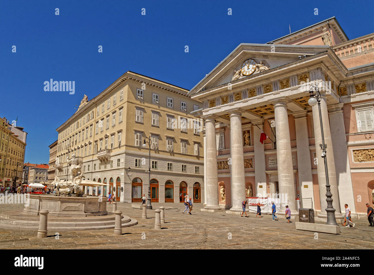 L'ex-temple comme Trieste Bourse(maintenant la Chambre de Commerce de Trieste) dans la Piazza della Borsa, Trieste, Italie. Banque D'Images