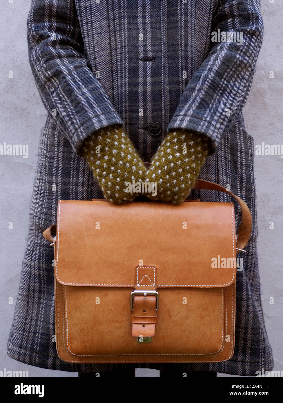 Femme tenant un sac en cuir Banque D'Images