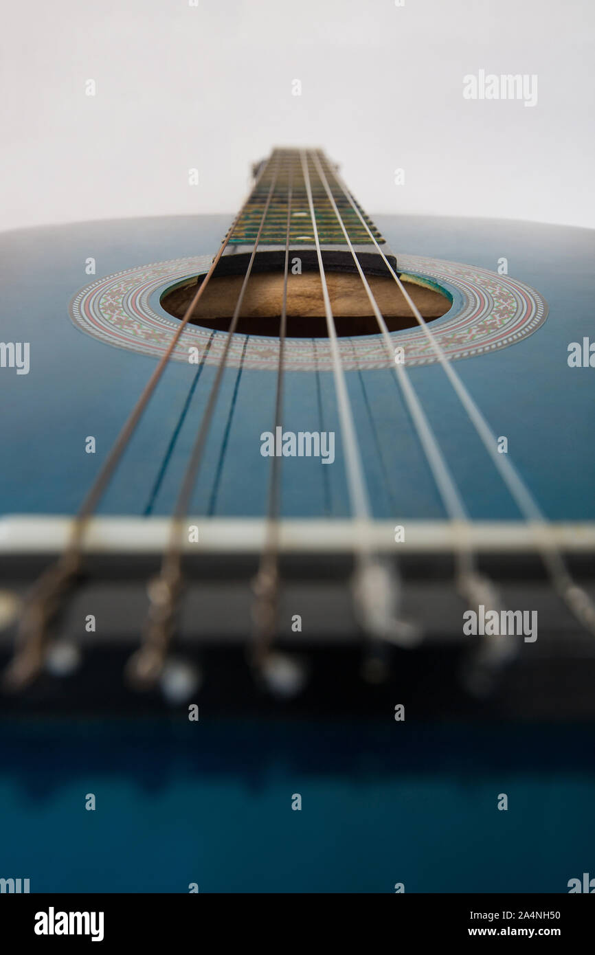 Gros plan d'une guitare acoustique. Instrument de musique classique, touche et marqueterie de 6 cordes. Banque D'Images
