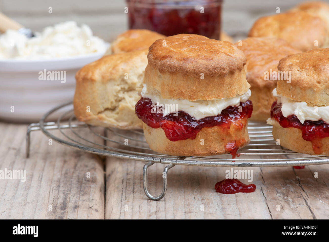 Des scones avec de la confiture de fraise et Crème Banque D'Images