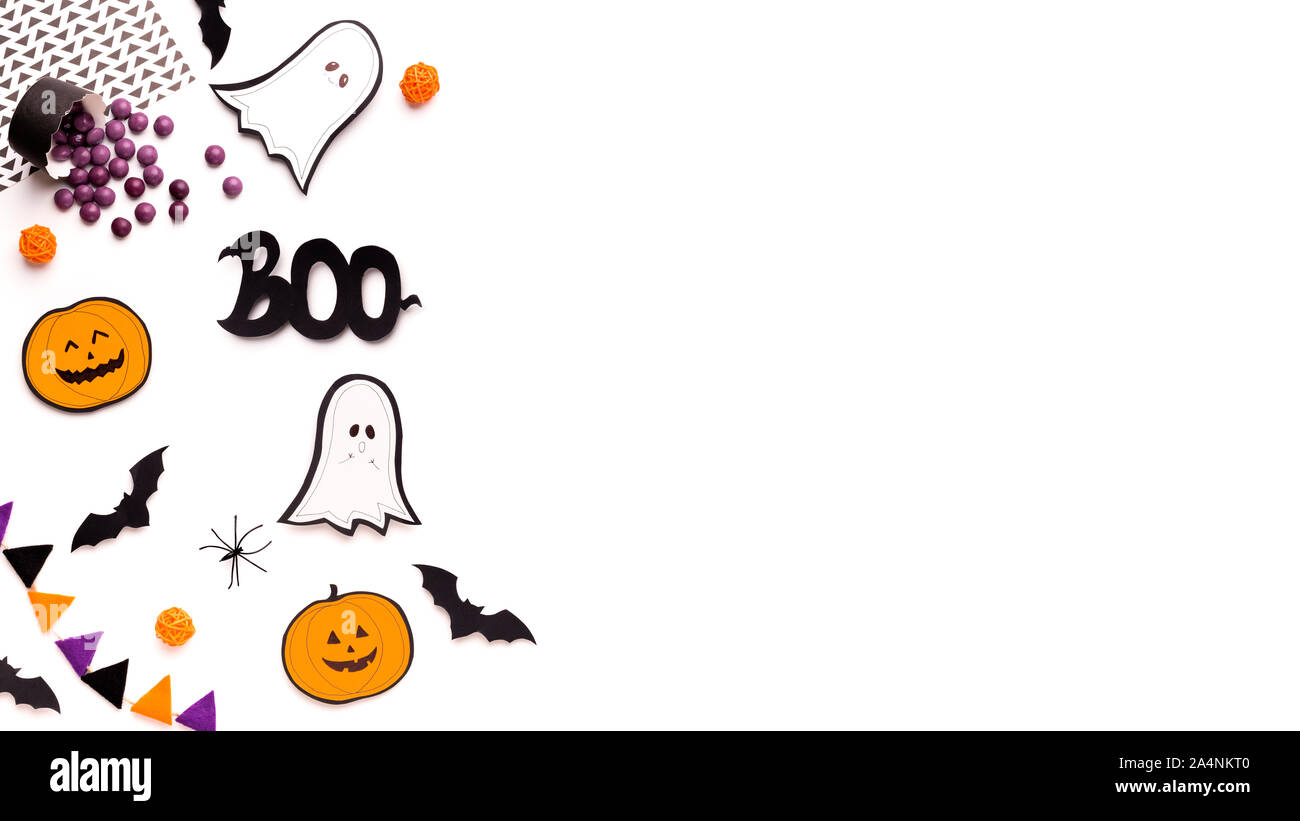 Contexte conceptuel de l'Halloween avec des citrouilles et fantômes de papier Banque D'Images