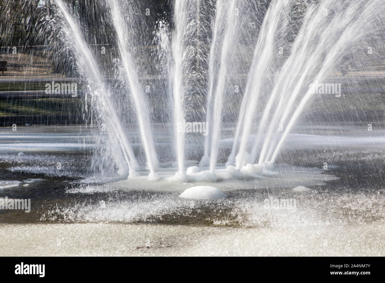 Fontaine à eau, fontaine, en hiver, l'eau éclabousse, malgré le gel, moins les températures, l'eau du bassin est gelée, Banque D'Images