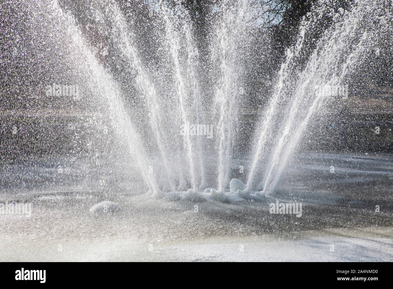 Fontaine, fontaine à eau, l'hiver, en partie l'eau congelée à - températures, Banque D'Images