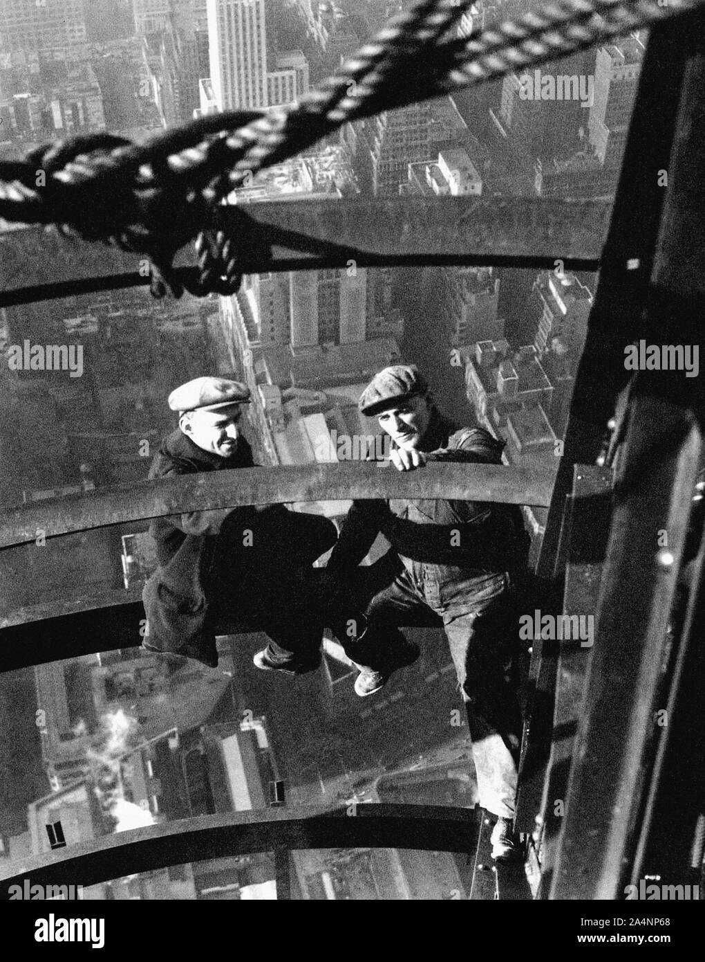 Deux travailleurs haut au-dessus de Manhattan pendant la construction de l'Empire State Building Banque D'Images