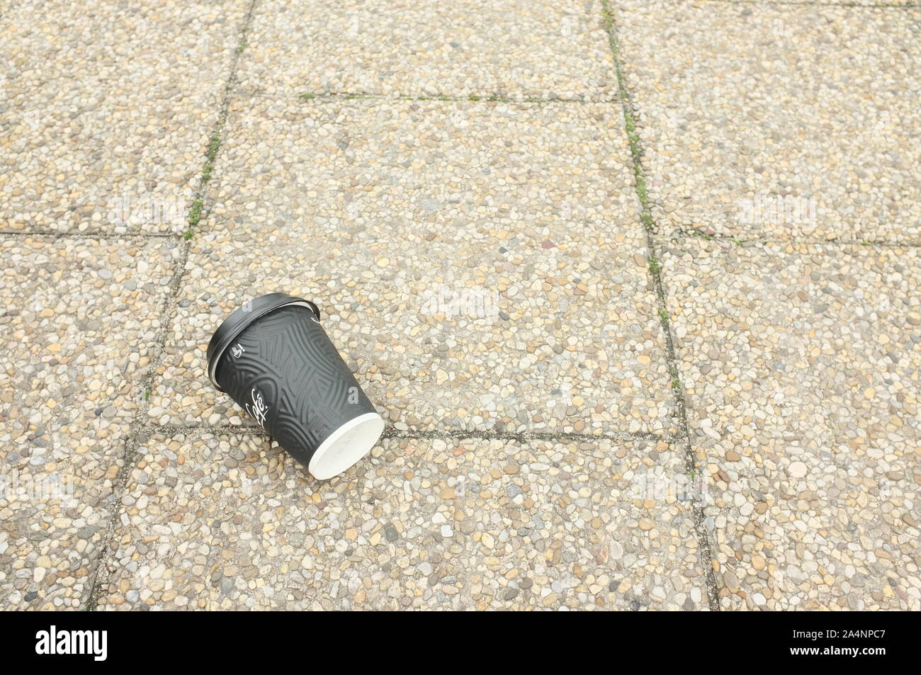 tasse à café sur le chemin du pied Banque D'Images