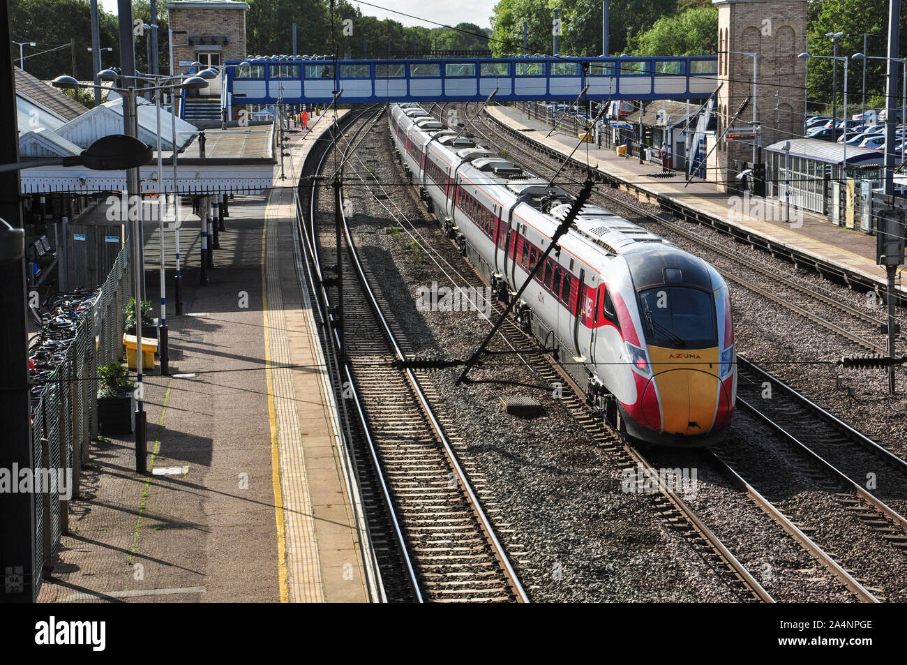 LNER Azuma se dirige vers le sud par l'intermédiaire de la station à Huntingdon, Cambridgeshire, Angleterre, RU Banque D'Images