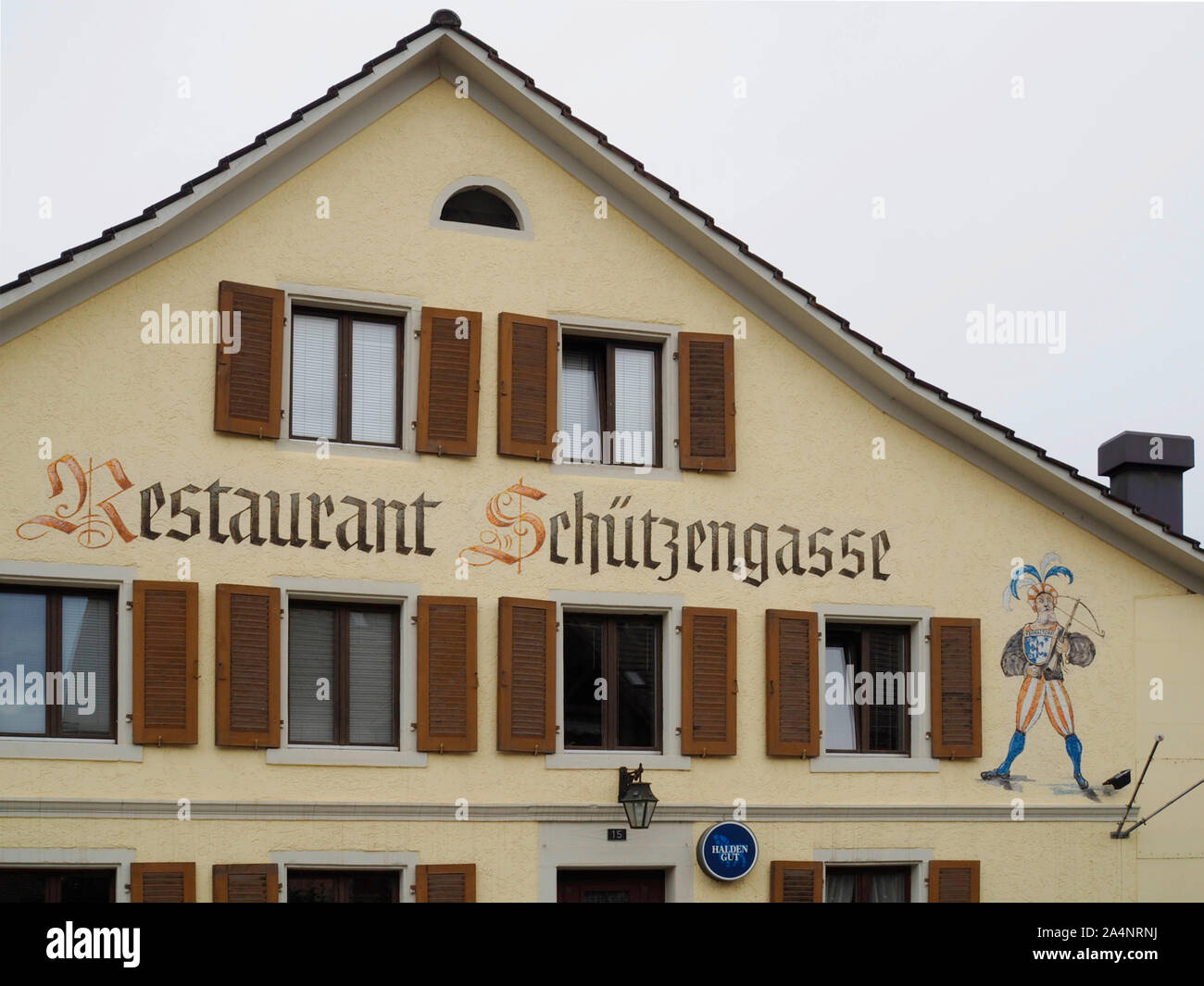 Restaurant Schützengasse - Hausfassade mit Malerei von Fehraltorfer mittelalterlichem Schützen mit Wappen Banque D'Images