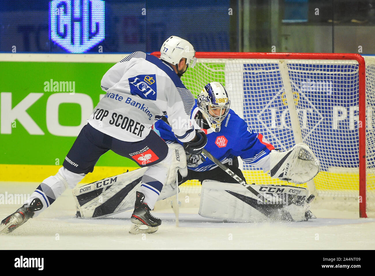 Pilsen, République tchèque. 15 Oct, 2019. Gardien Luca Hollenstein (Zug) reçoit l'objectif de Milan Gulas (Pilsen) dans la Ligue des champions de hockey sur glace match du groupe B : HC Skoda Plzen - EV Zug, dans la région de Pilsen, République tchèque, le 15 octobre 2019. Photo : CTK Miroslav Chaloupka/Photo/Alamy Live News Banque D'Images