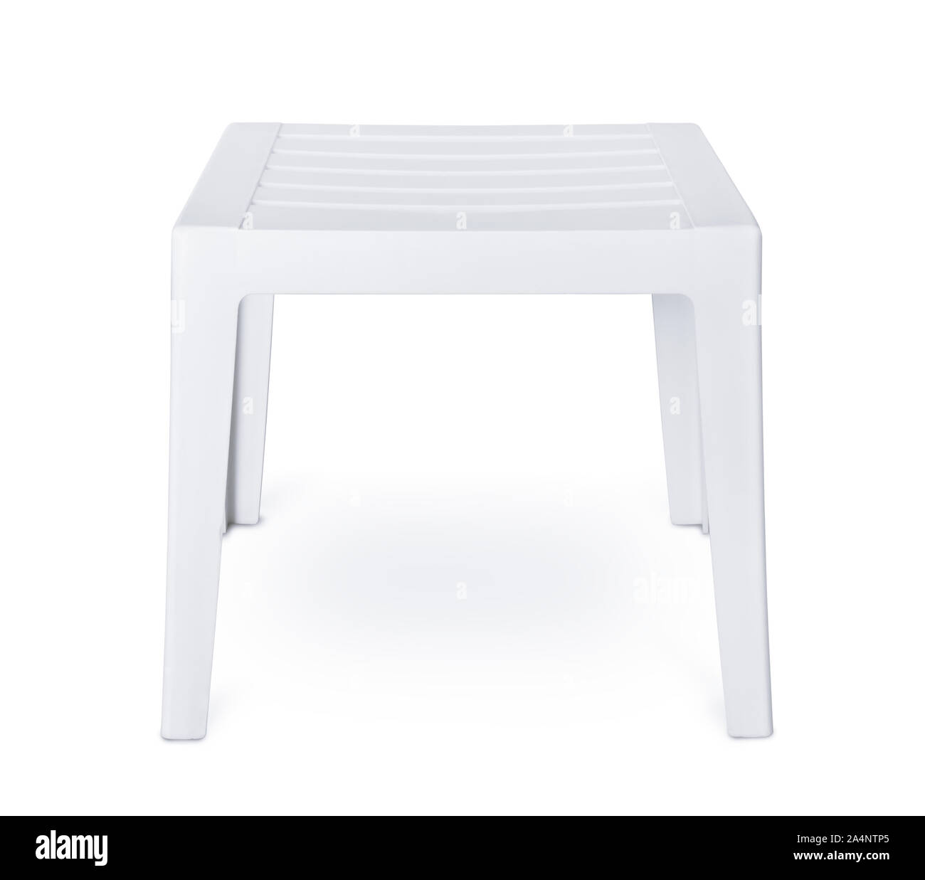 Vue avant de plastique blanc côté patio table isolated on white Banque D'Images