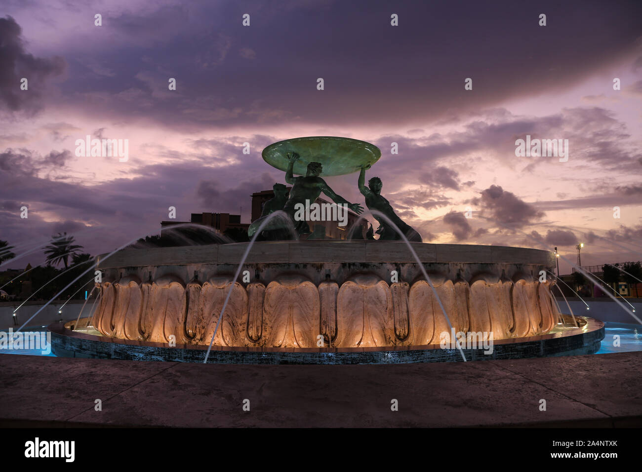Une vue générale de la fontaine des tritons au coucher du soleil sur la périphérie de la ville de La Valette sur l'île de Malte Banque D'Images