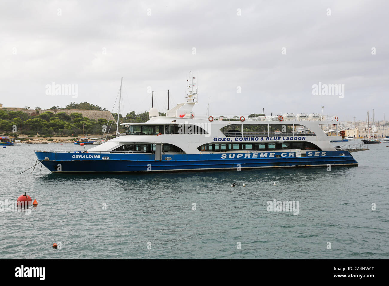 Un bateau touristique nommé Geraldine exploités par Croisières Suprême pour visiter Gozo, Comino, et Blue Lagoon est mouillée à Sliema, sur l'île de Malte Banque D'Images