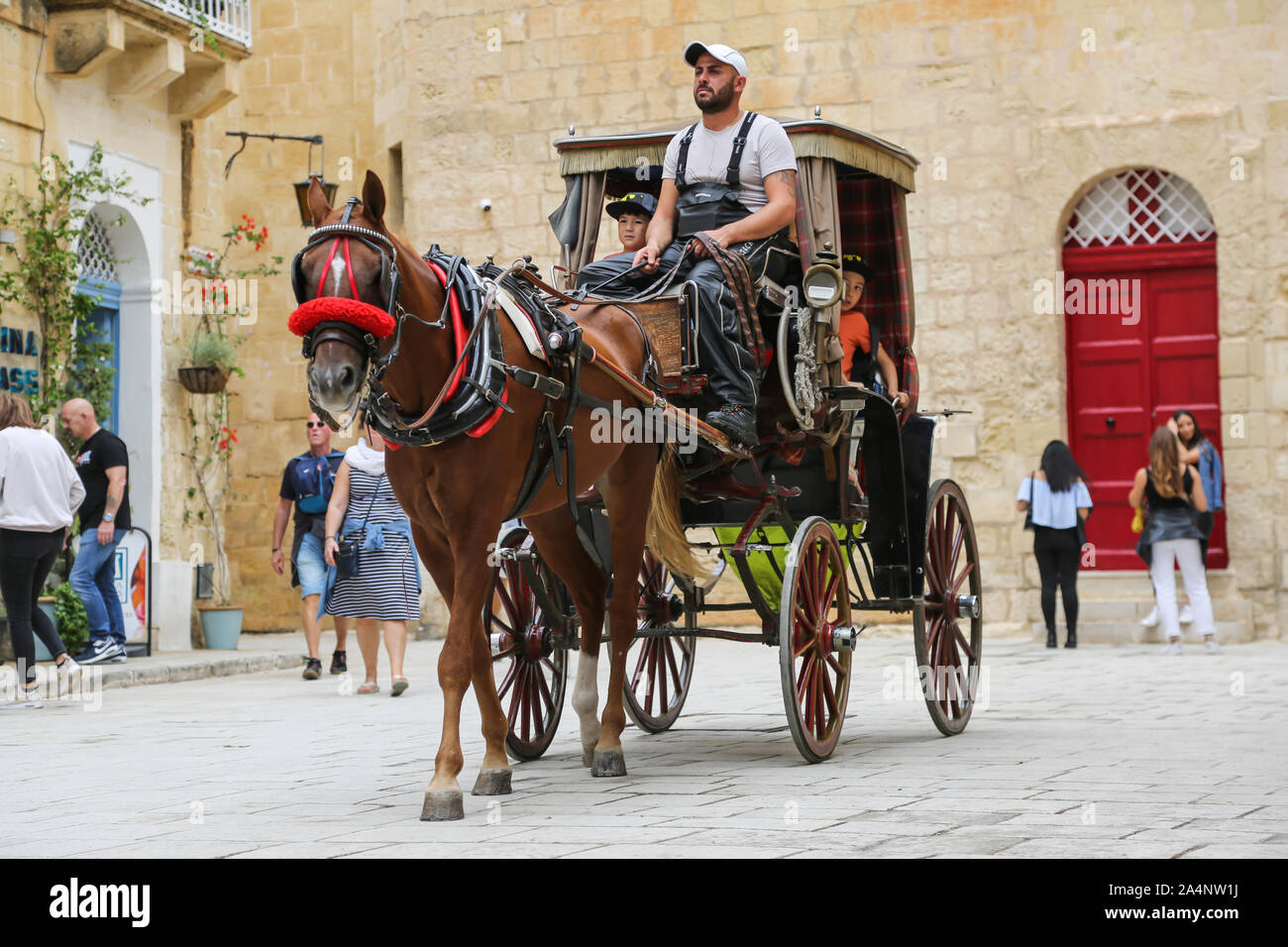 Les touristes tour à cheval et en calèche de la ville historique de Mdina, sur l'île de Malte Banque D'Images