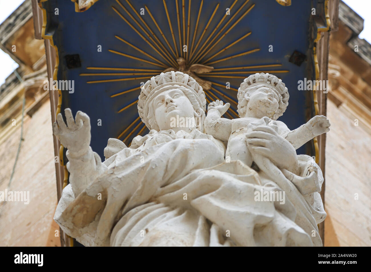 Une sculpture religieuse sur l'extérieur de l'église de l'Annonciation de Notre Dame dans la ville de Mdina, sur l'île de Malte Banque D'Images