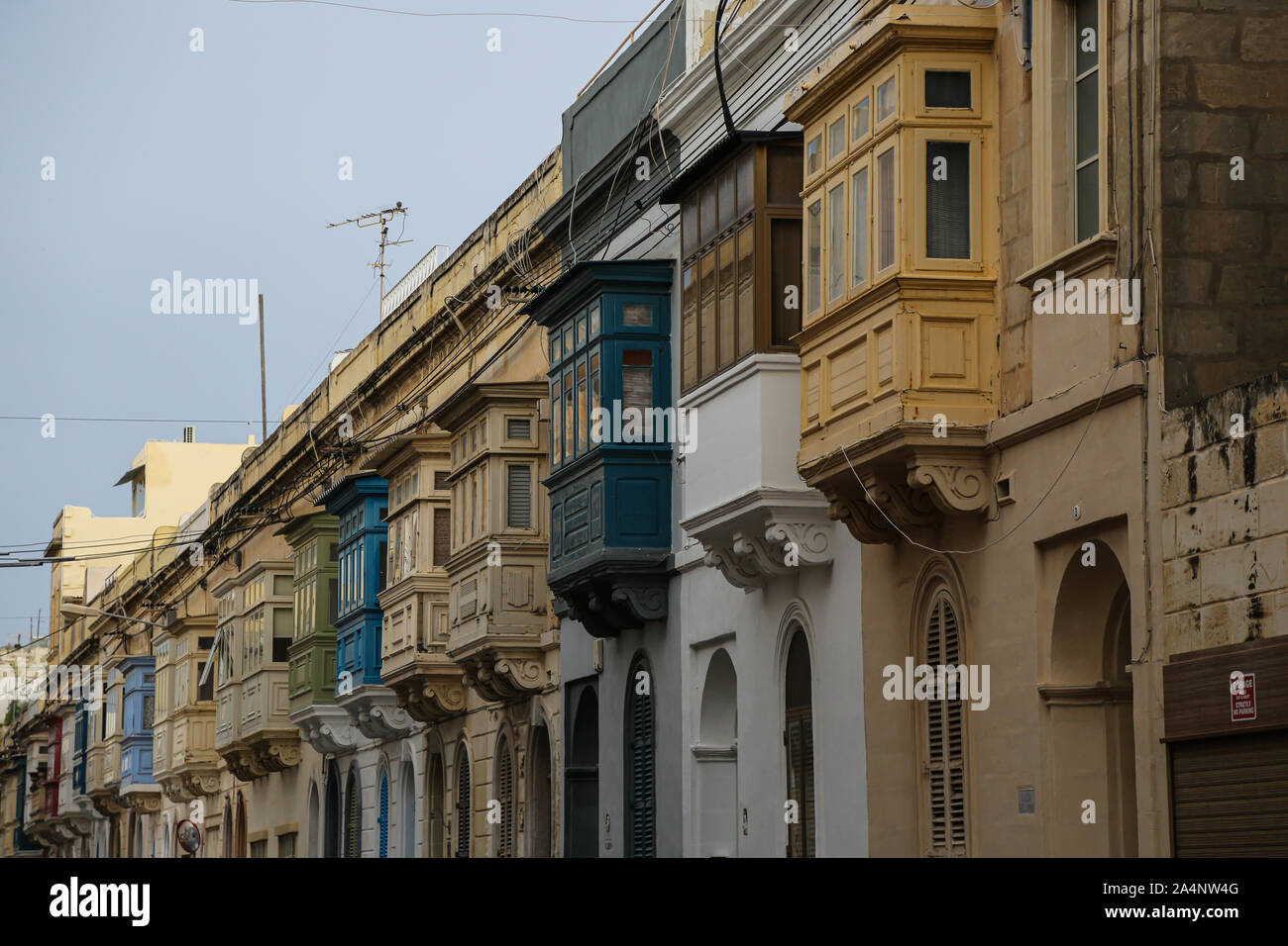 Une vue générale de la célèbre Balcon maltais colorés dans une rue à Sliema, sur l'île de Malte Banque D'Images