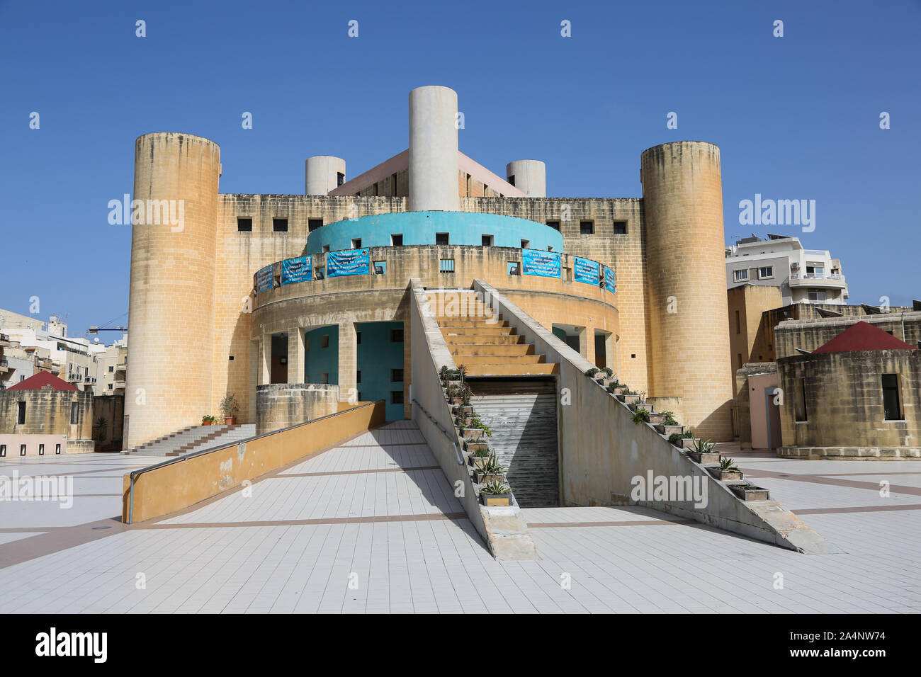 Une vue générale de l'église de Qawra, dans la ville de Bugibba, sur l'île de Malte Banque D'Images