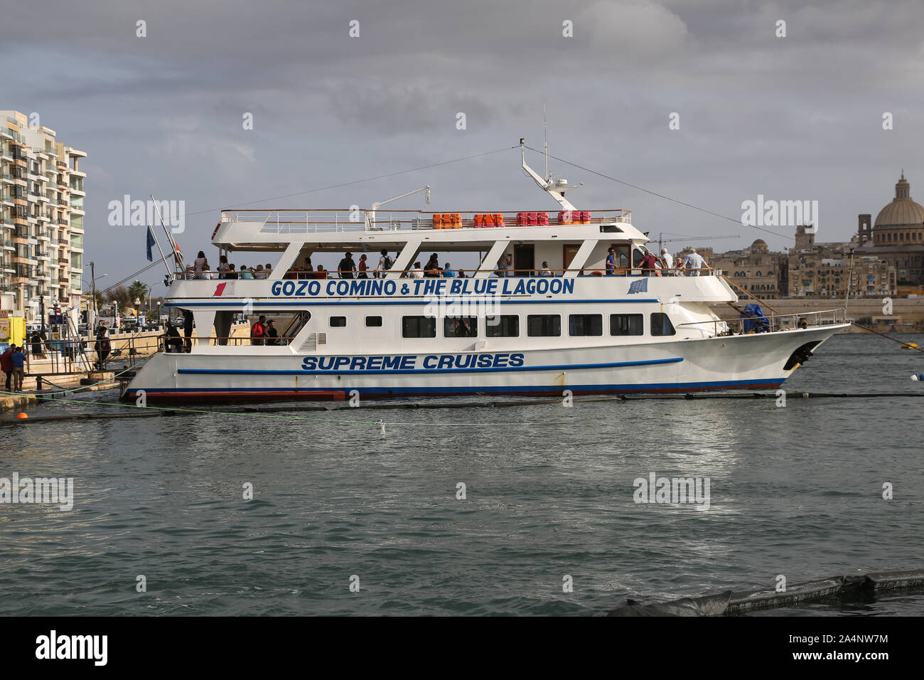 Un bateau touristique exploité par Croisières Suprême pour visiter Gozo, Comino, et Blue Lagoon est mouillée à Sliema, sur l'île de Malte Banque D'Images