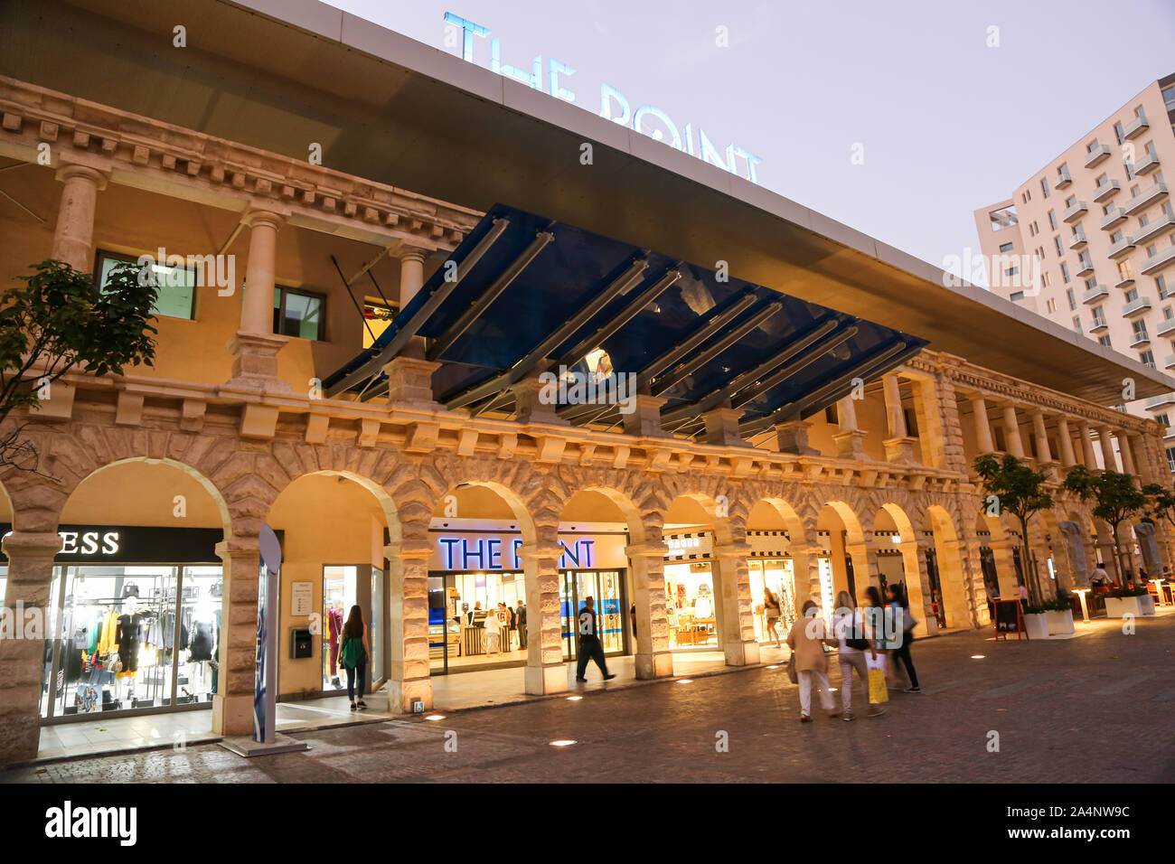 Une vue générale de l'extérieur de l'Point Shopping Mall à Tas-Sliema, sur l'île de Malte Banque D'Images