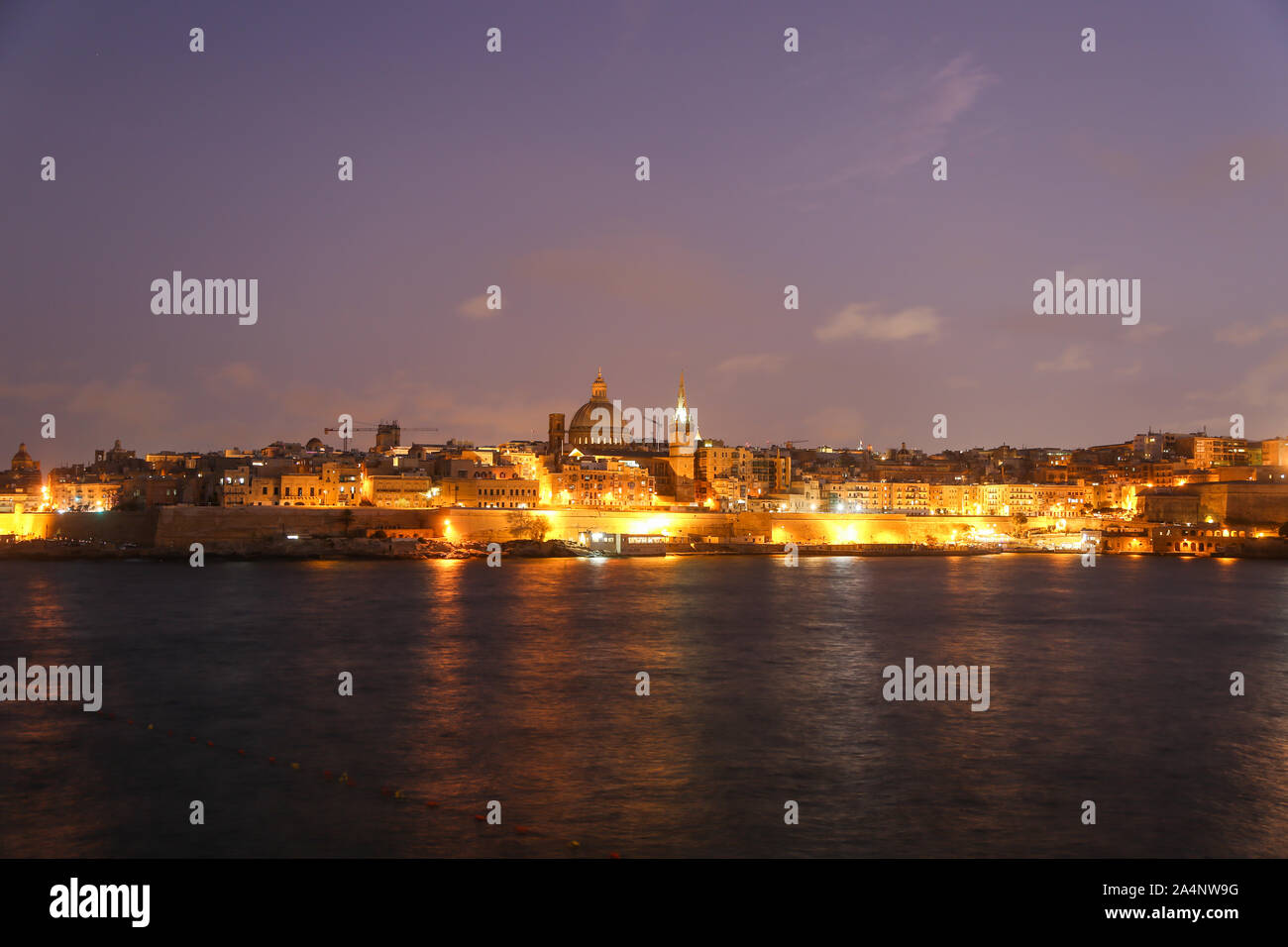 Une vue générale de la valette La nuit à Sliema, sur l'île de Malte Banque D'Images