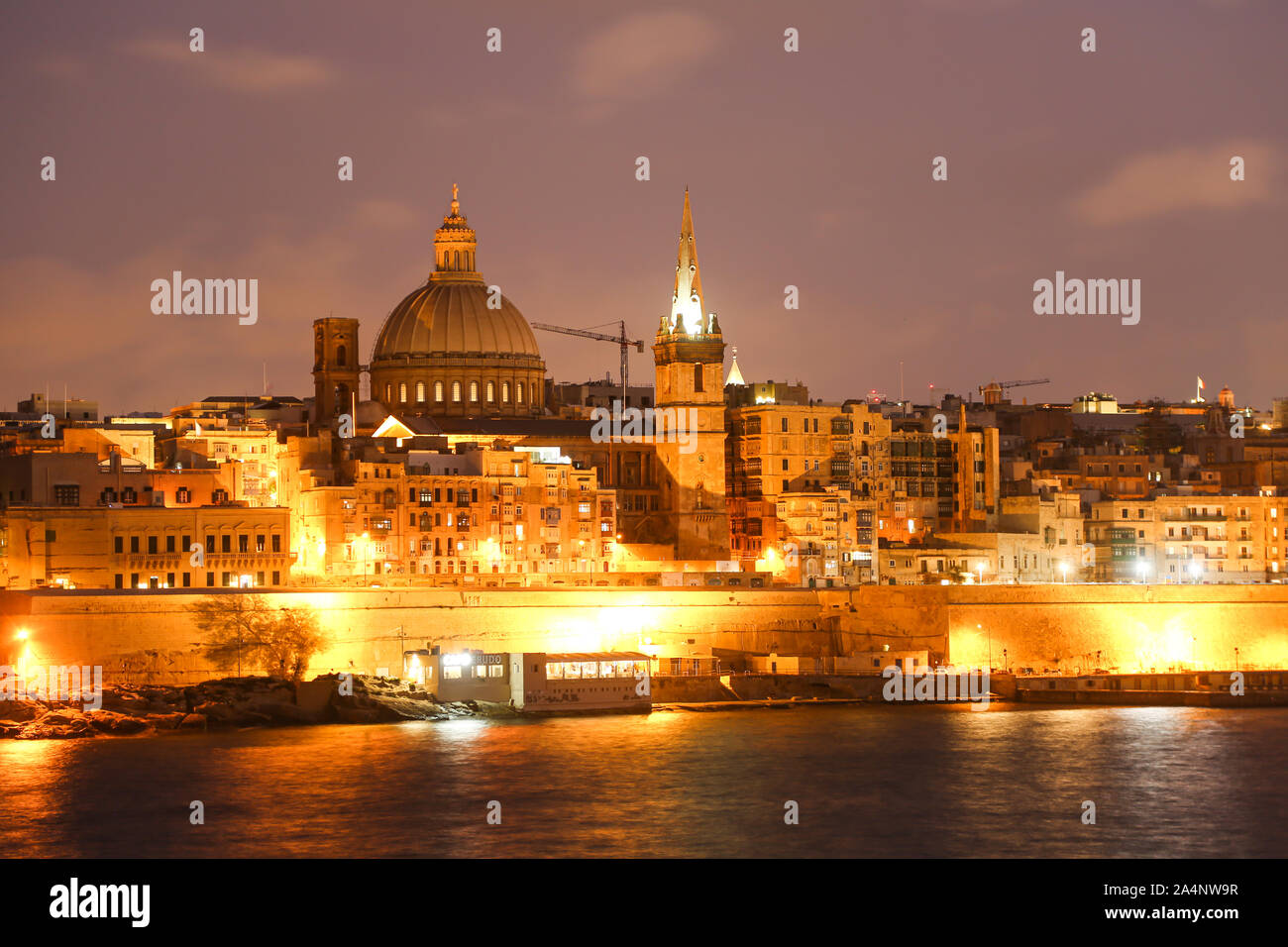 Une vue générale de la valette dans la nuit sur l'île de Malte Banque D'Images