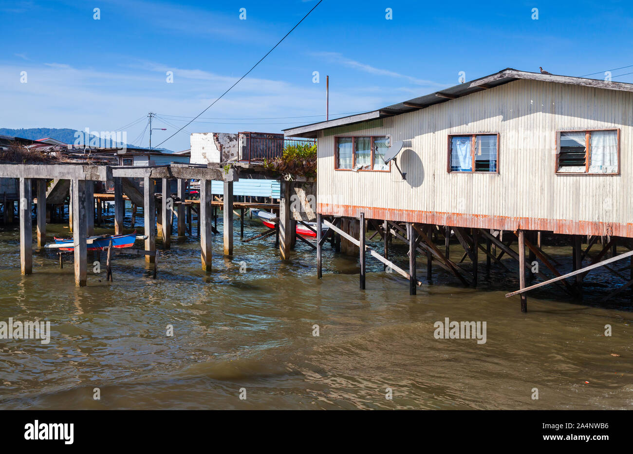 Maisons en bois, des ponts et des greniers sur pilotis. Quartier pauvre de Kota Kinabalu, Sabah, Malaisie Banque D'Images