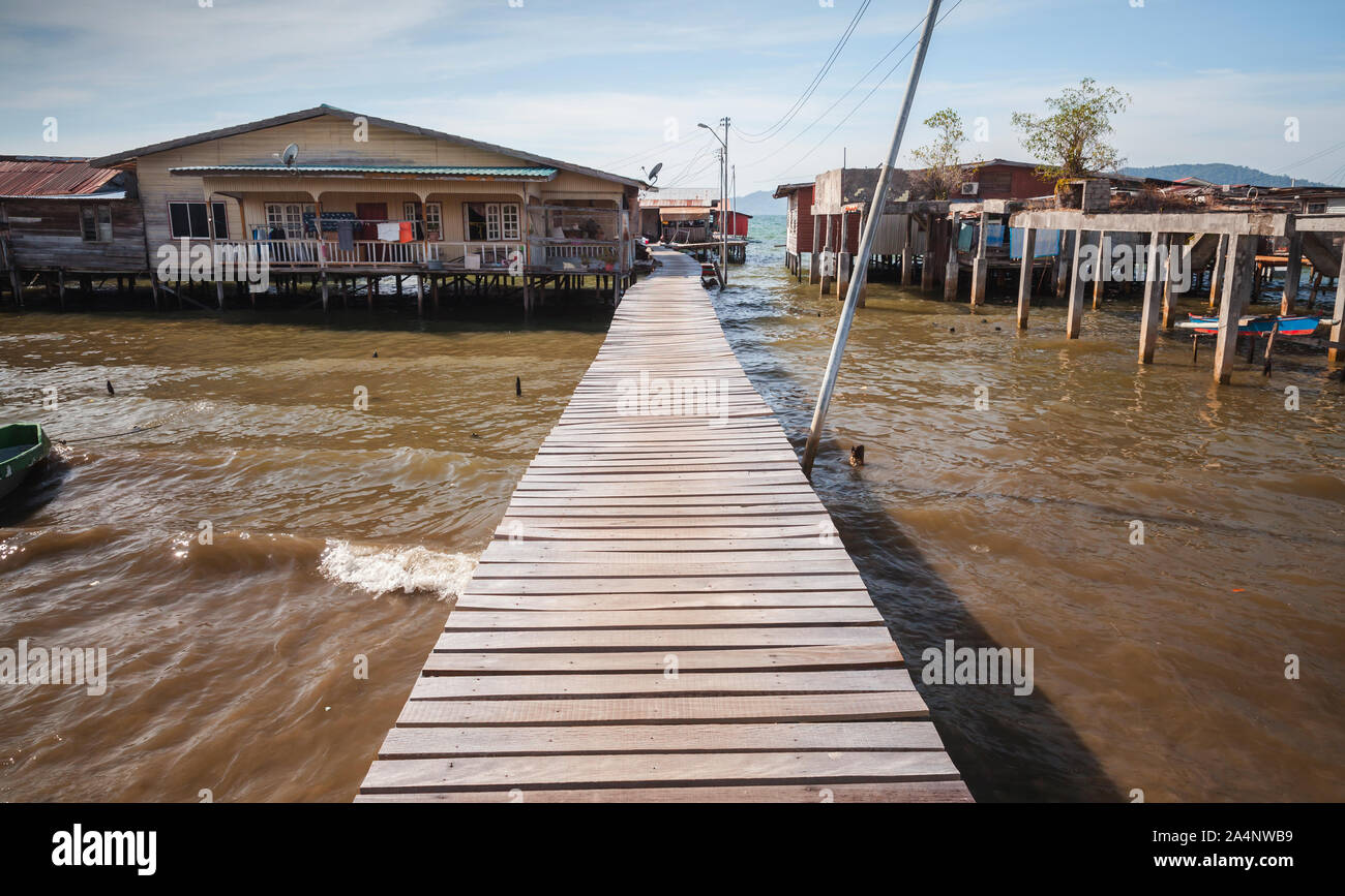 Quartier pauvre de Kota Kinabalu, Sabah, Malaisie. Vieilles maisons en bois et des passerelles sur pilotis Banque D'Images