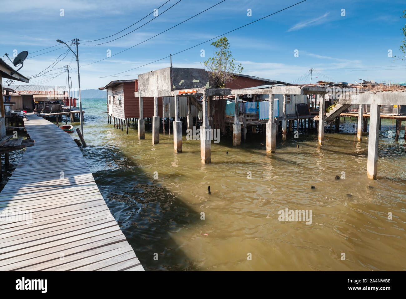 Vue sur le quartier pauvre de Kota Kinabalu, Malaisie. Vieilles maisons en bois et des passerelles sur pilotis Banque D'Images