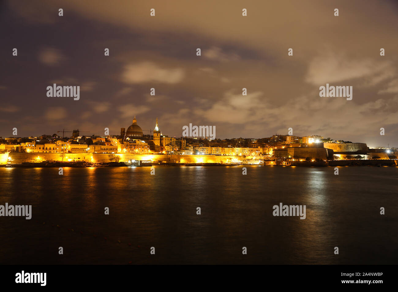 Une vue générale de la valette dans la nuit sur l'île de Malte Banque D'Images
