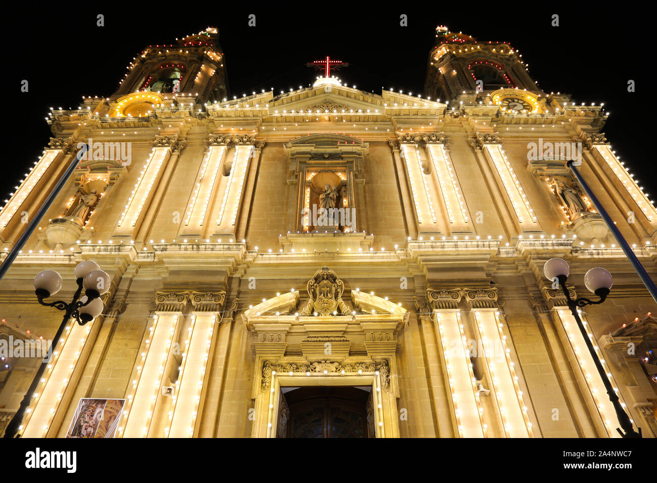 Une vue générale de l'église paroissiale de Sacro Cuor illuminé pendant Birgufest, dans l'arrière-rues de Sliema, sur l'île de Malte Banque D'Images