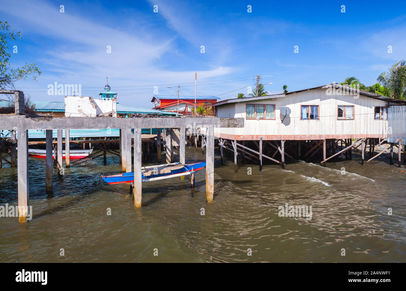 Maisons en bois, des ponts et des greniers sur pilotis. Vue sur le quartier pauvre de Kota Kinabalu, Sabah, Malaisie Banque D'Images