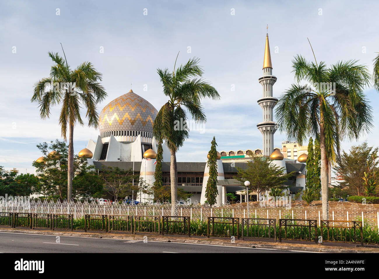 Mosquée Sabah State ou Masjid Negeri Sabah situé au rond-point de Sembulan à Kota Kinabalu, Malaisie Banque D'Images