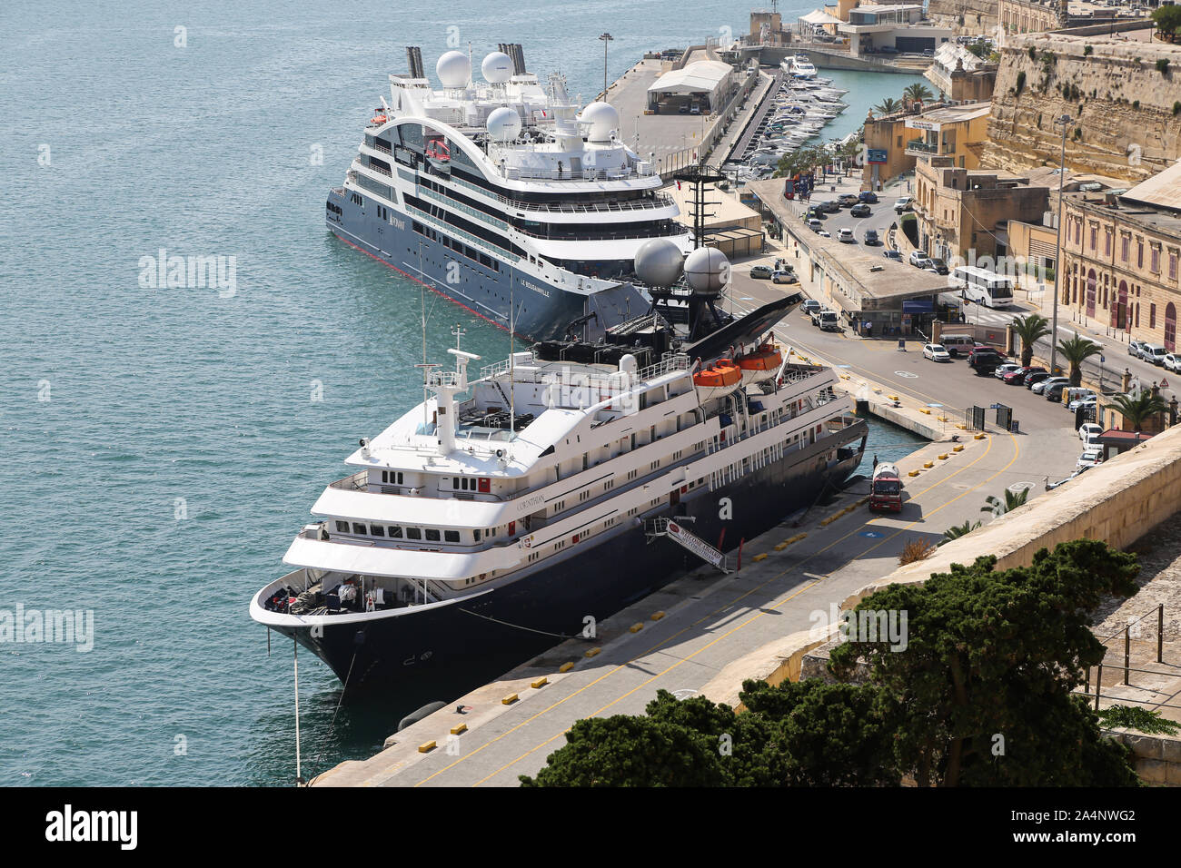 MV et de Corinthe Le Bougainville amarré dans le Grand Port de La Valette sur l'île de Malte Banque D'Images