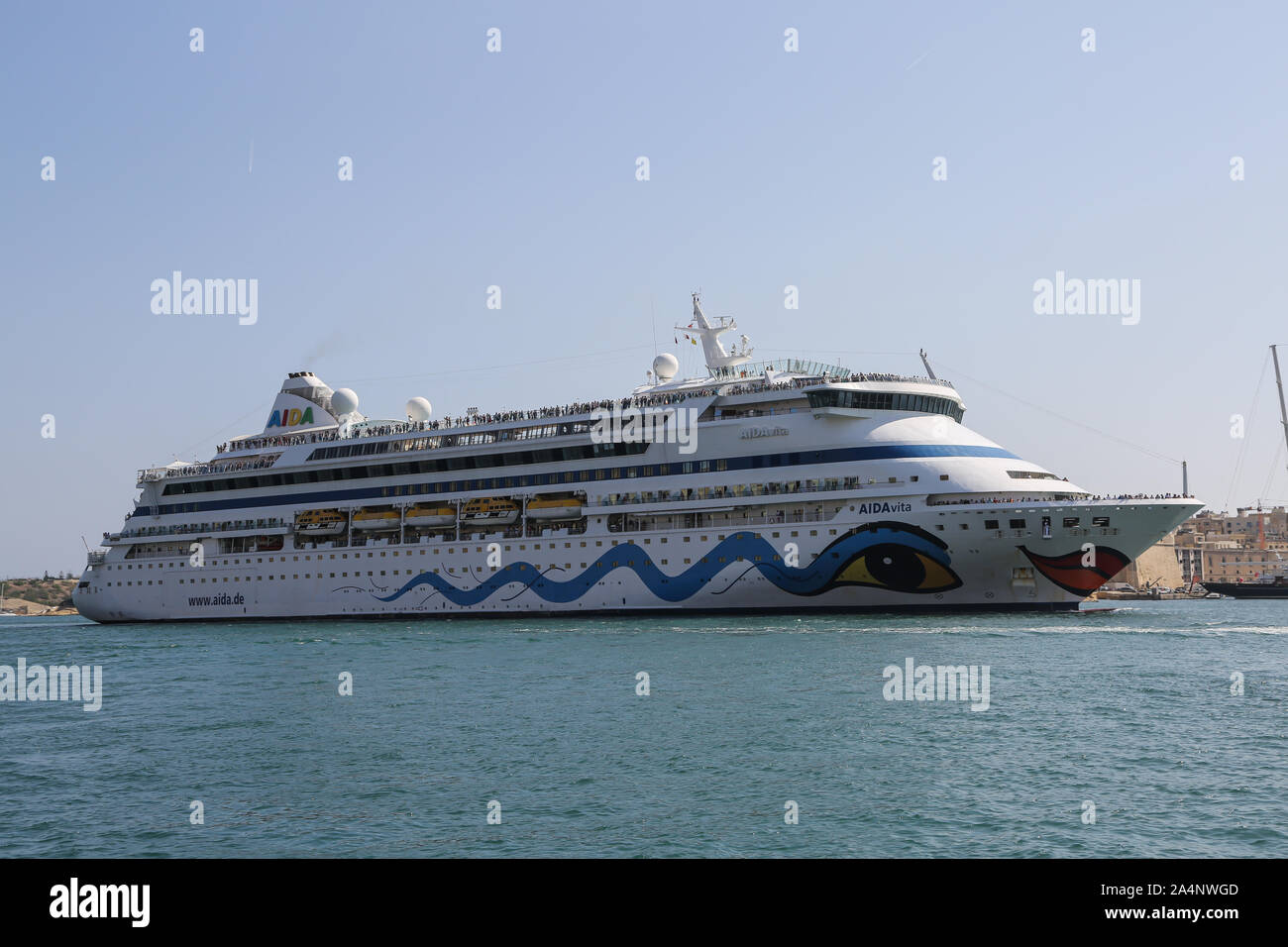 L'AIDAvita Cruise-Ship arrive dans le Grand Port de La Valette sur l'île de Malte Banque D'Images